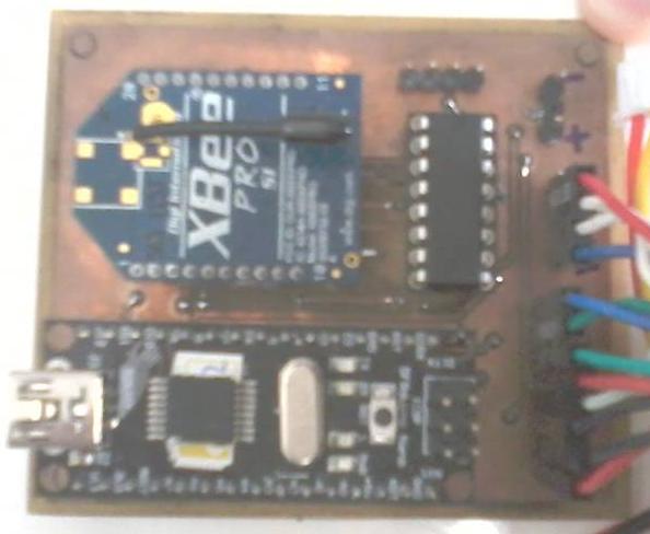 tamanho e melhorando a disposição dos fios internamente ao robô. 3 Eletrônica Figura 3: Desenho do conjunto roda, encoder e motor. Figura 2: equipe.