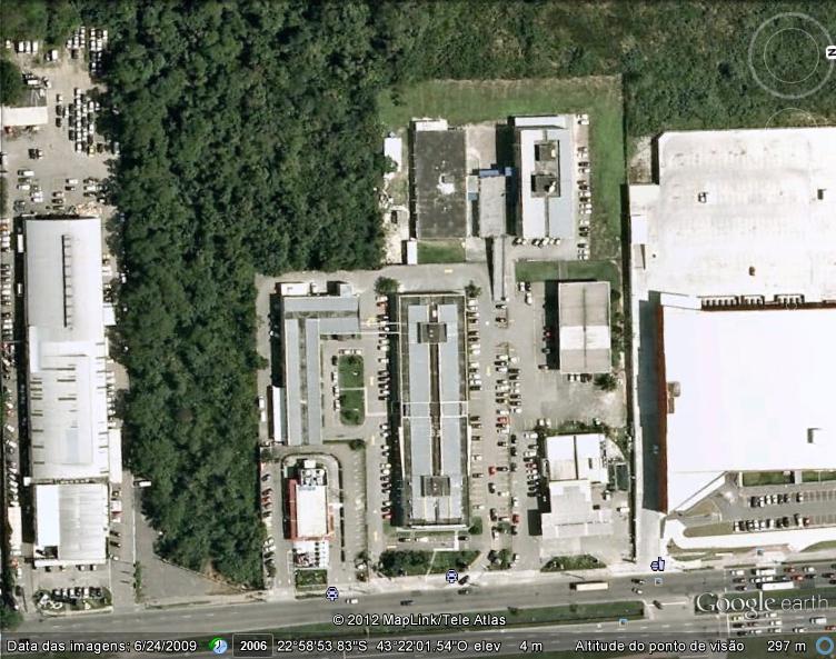 72 3.1 Descrição do Caso Estudado O local refere-se a um Centro Comercial de Serviços, com cerca de 30.000 m 2 de área (aproximadamente 150m x 200m), situado à Av. Ayrton Senna, Barra da Tijuca.