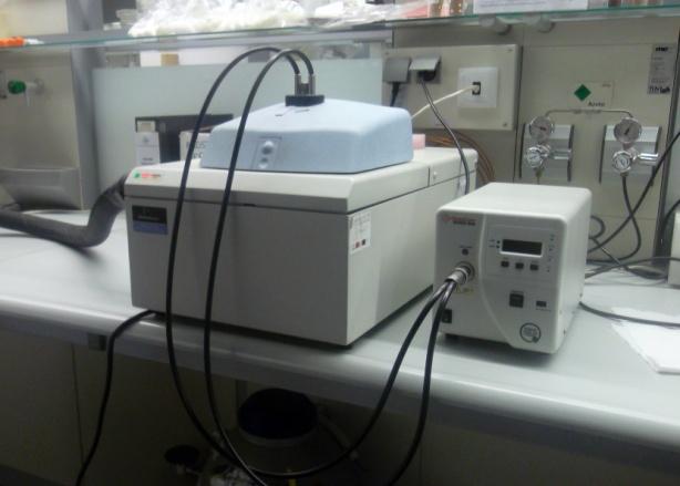 radiação UV; Diamond DSC, da Perkin Elmer, para determinação dos fenómenos exotérmicos associados à cura das amostras analisadas. Fig.