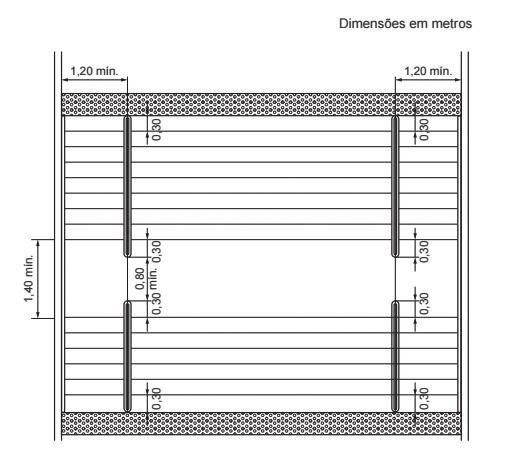 Nas escadas e rampas quando apresentarem largura igual ou superior a 2,40 m, é necessária a instalação de no mínimo um corrimão intermediário, garantindo faixa de circulação com largura mínima de