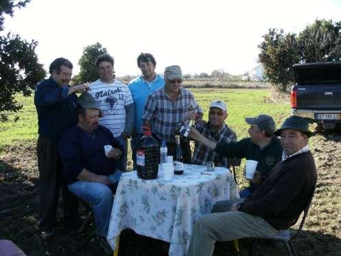 A hora do almoço foi celebrada por este grupo bem-disposto de Avieiros, com sopa da pedra, vinho tinto da Agroalpiarça, pão caseiro, licor caseiro e café-das-velhas.