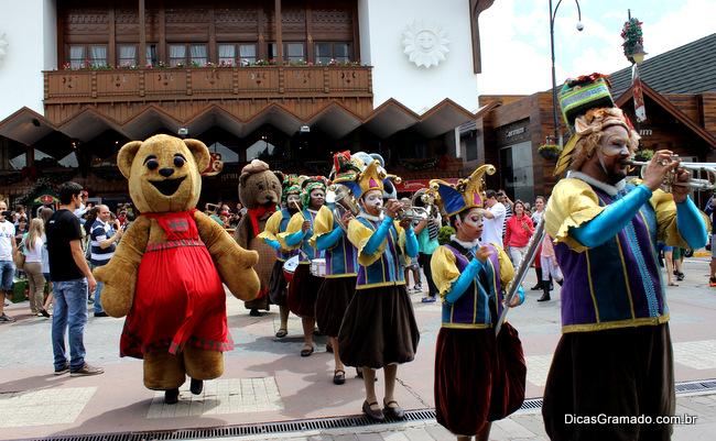 20. Urso Puppet Quantidade 01. Reformas e ajustes 20.1. Restauro da espuma e parte estrutural. Limpeza da pele sintética. Confeccionar roupa nova com os seguintes tecidos: veludo spandex e tafetá.