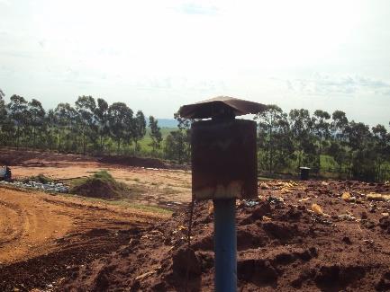 Os drenos são constituídos de concreto perfurado com anel de tela metálica preenchido com brita, com