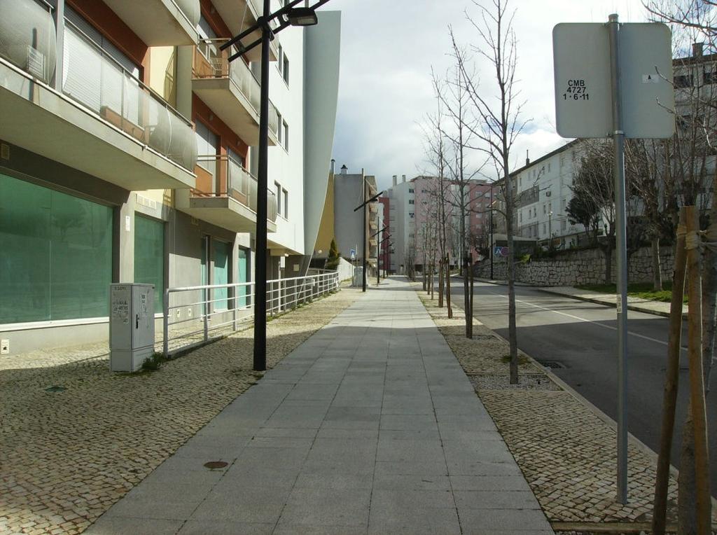 Piso e sinalização: Esta pista ciclável bidirecional possui cerca de 2,5 metros de largura e encontra-se bem sinalizada, tanto no que diz respeito à sinalização vertical como horizontal.