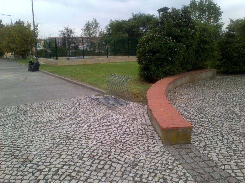 instalado junto ao gradeamento do Parque da Cidade que pode dificultar a sua utilização por parte dos ciclistas - Bom estado de conservação P15 CENTRO DE EDUCAÇÃO AMBIENTAL DA MATA DA MACHADA