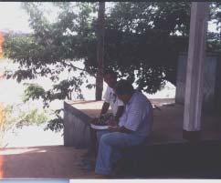 Foto 2. Técnico da FEMA entrevistando um coletor de isca viva residente no município de Barão de Melgaço.