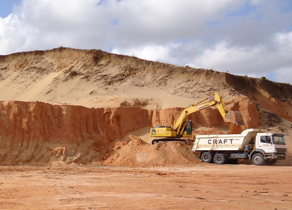 CARACTERIZAÇÃO FÍSICA DA ÁREA DO EMPREENDIMENTO Do ponto de vista geomorfológico a área de implantação da COMPANHIA SIDERÚRGICA DO PECÉM, compreende três das unidades de relevo encontradas no