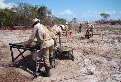 Antes do início da pesquisa receberam orientação e treinamento adequado para o desenvolvimento de suas atividades na localização de sítios arqueológicos.