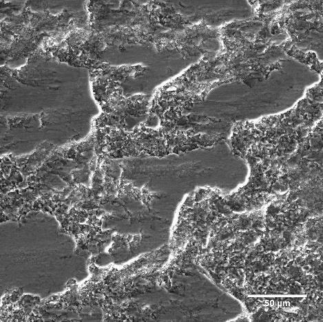 (a) (b) (c) Figura 9: Micrografias de FEG mostrando detalhes das trilhas de desgaste das amostras de alumina, obtidas nos ensaios com (a) 5 N - 0,15 m/s e (b) e (c) 15N a 0,15 m/s com contracorpo de