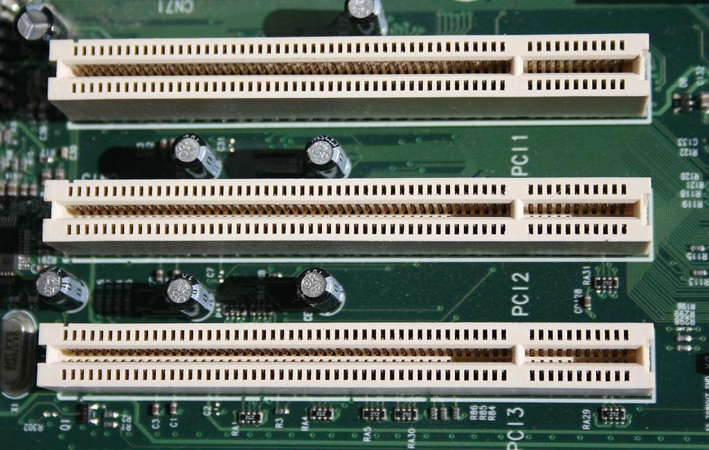 O barramento PCI (PCI do inglês peripheral component interconnect) é um barramento de grande largura de banda,