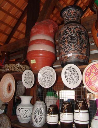Cadernos de Educação FaE/PPGE/UFPel 204 Figura 9 Diversidade de cerâmicas produzidas no distrito de Icoaraci em exibição venda na Feira do Paracuri, na parte superior no centro, réplica de uma urna