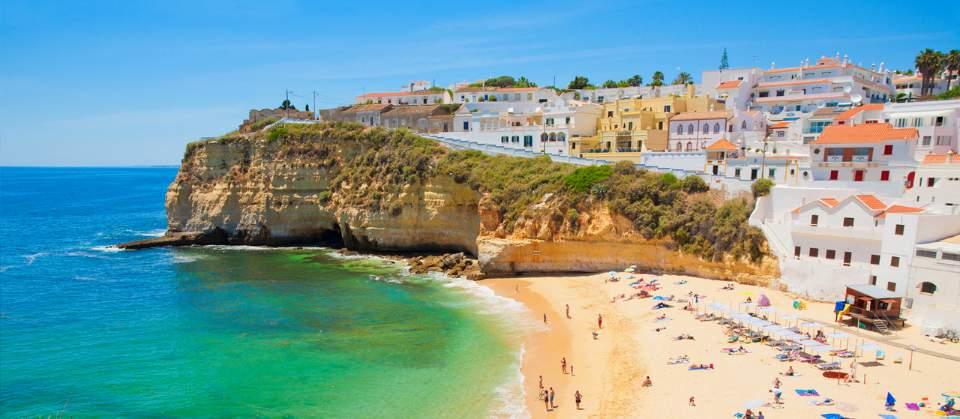 Albufeira A cidade de Albufeira tem cerca de 30 km de costa e é