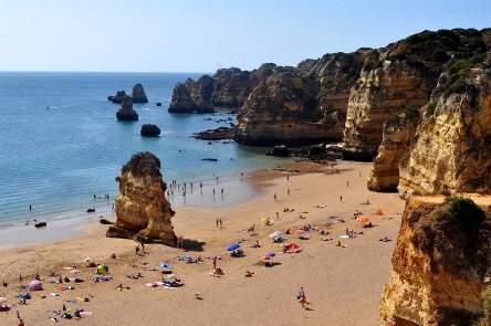 Lagos Praia Dona Ana Praia da Batata Abrigado entre falésias, o areal da Praia de