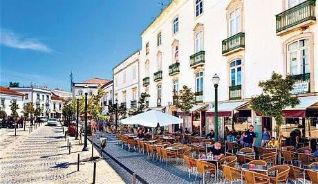 O rio Gilão que atravessa Tavira tem belos barcos de pesca, e a proximidade com a