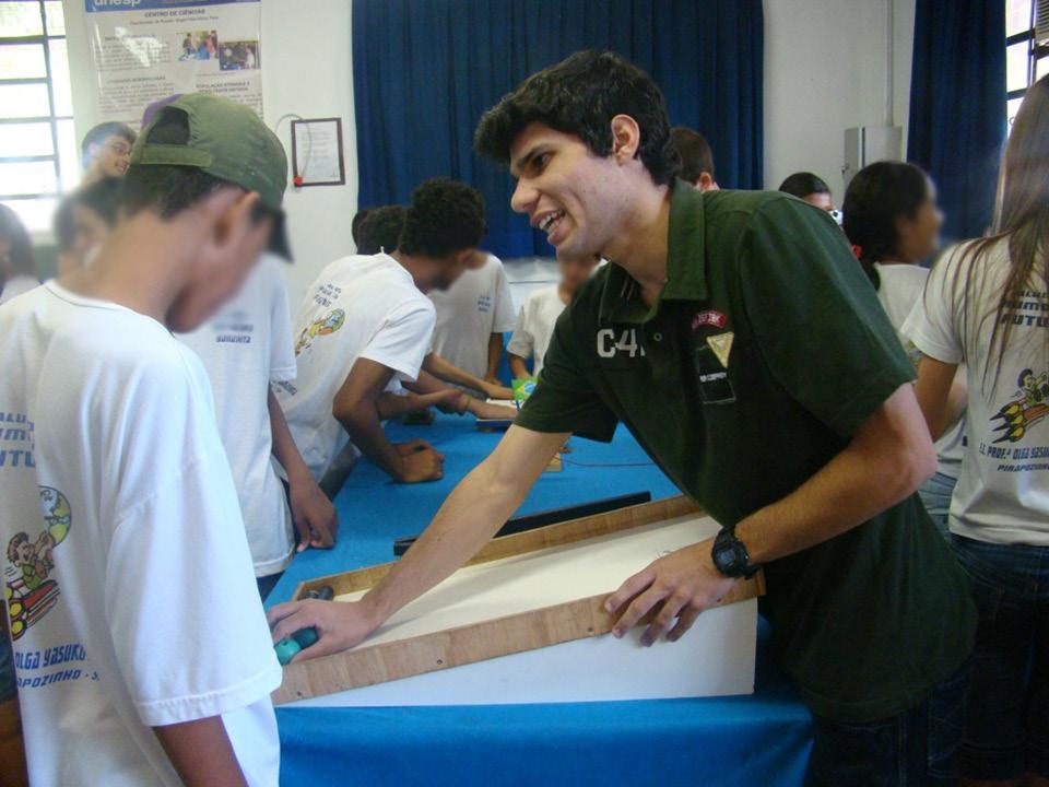 22 O Centro de Ciências Figura 2.1: Monitor do Centro de Ciências da FCT-Unesp atendendo a uma visita escolar ao campus. Figura 2.2: Monitores do Centro de Ciências realizando atividade na cidade de Osvaldo Cruz SP.