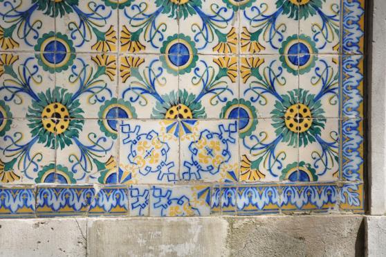 Se é proprietário de azulejos históricos ou artísticos, proteja-os: 1) fotografe-os; 2) se necessitarem de restauro recorra só a técnicos especializados credenciados; 3)