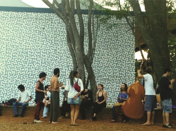 Os azulejos de Athos Bulcão foram especificados para as paredes das extremidades norte e sul do prédio. As áreas revestidas pelos painéis de 6,20m de altura chegam a mais de 600m 2.