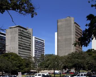 Já as lajes, as placas de concreto das empenas lateais e os caixões de concreto das fachadas foram pré-fabricados.