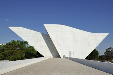 (COSTA,1987) Nesse sentido, o potencial plástico das formas presentes na arquitetura de Oscar Niemeyer tona-se mais evidente. Fig.41 Fig.42 Fig.43 Fig.