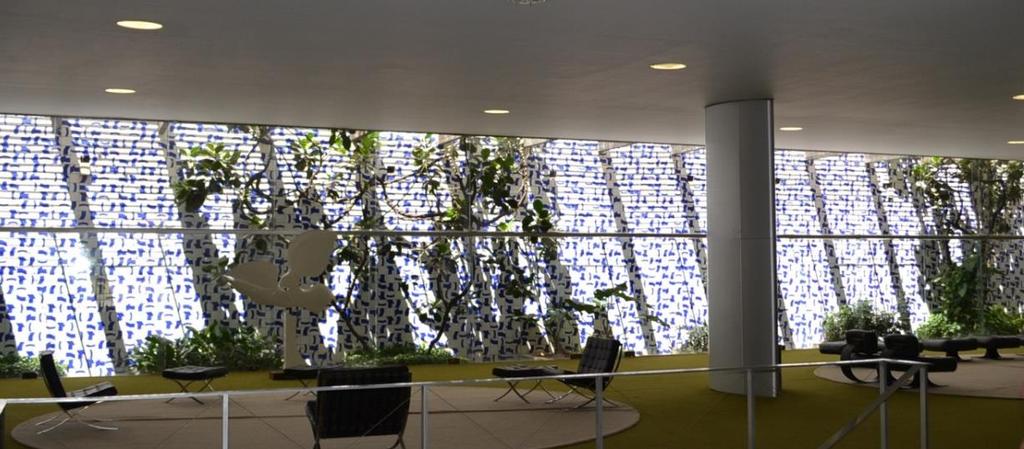 No Salão Verde estão dispostos móveis de desenho moderno, de autoria de Oscar Niemeyer e sua filha Ana Maria Niemeyer, além da cadeira Barcelona de Mies van der Rohe.