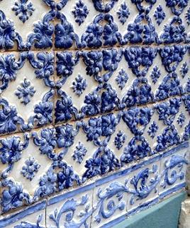 Joaquim Cardoso (1948) coloca que os azulejos estampilhados perderam as qualidades do trabalho manual até então realizado, passando a serem decorados por processos mecânicos.