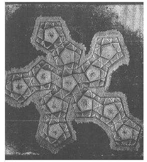 Com a planificação da superfície do dodecaedro achatado representada em bloco de madeira, o conjunto completo dos treze Sólidos