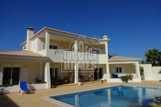 Moderna moradia T3 com anexo de 2 quartos e piscina, entre Lagos e Luz VILLA EM FUNCHAL RIDGE ref. LG771 695.000 5 4 309 m2 2.