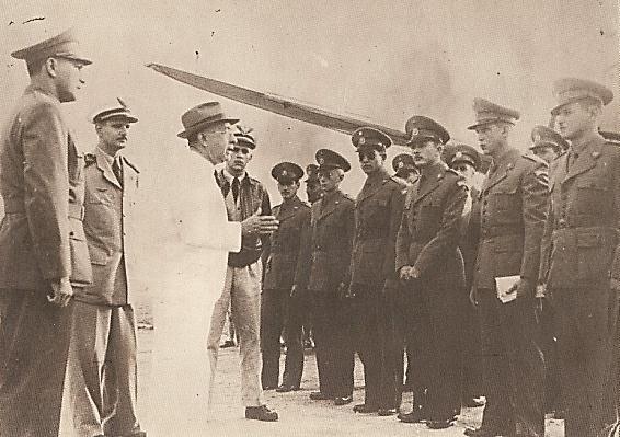 2 Fig 2. Embarque dos Pioneiros. Mascarenhas de Moraes se dirigindo a tropa e Capitão de Pessoa à esquerda. Um desses combatentes, o 2º Ten Inf Alírio Granja 3, aportou no dia 02 de agosto de 1945.