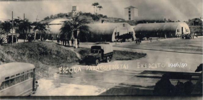 3 Fig 3. Escola de Paraquedistas, ano 1950 Nesse ambiente de Estado-Maior da FEB, conviveram o Ten Cel Humberto de Alencar Castello Branco e o Ten Cel Penha Brasil.