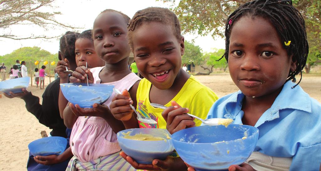 2 Projecto de Alimentação Escolar devolve a vontade de aprender E m Moçambique menos de metade da população é capaz de completar a educação primária e a desnutrição constitui uma das causas para esta