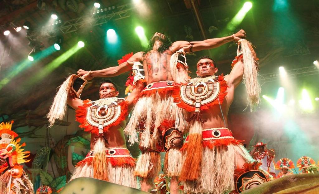 Fotografia 04: Adriano Paketá, Thiago Andrade e Marcos Silva na interpretação da dança Marupiara, iniciação mundurucu.