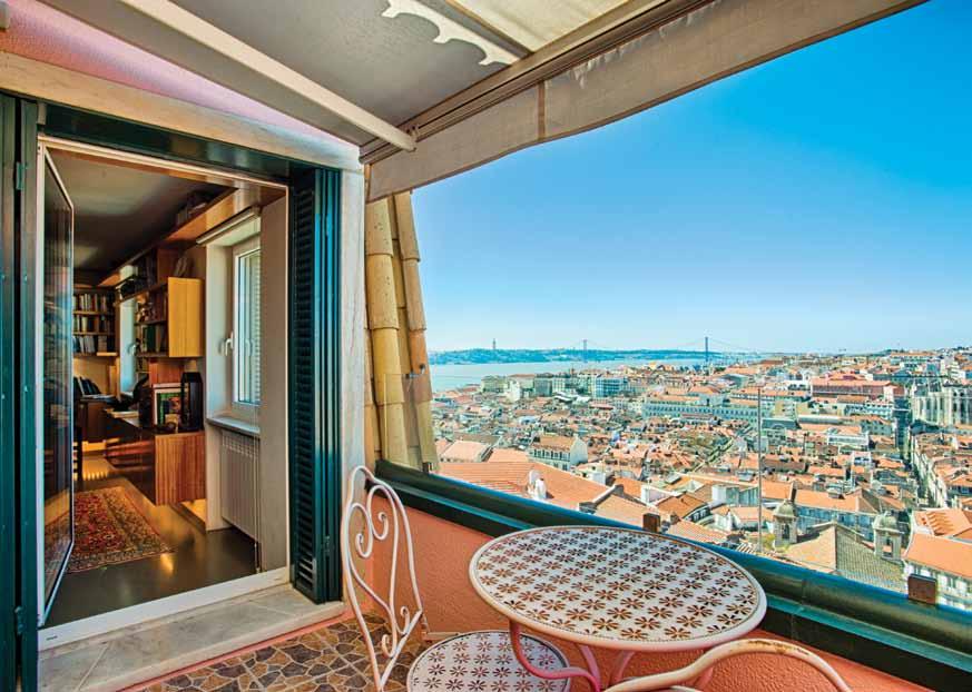 renovado, com detalhes arquitectónicos de luxo 124 sqm Apartment 207 sqm Terrace Exceptional apartment right in the city with a superb view of Lisbon and