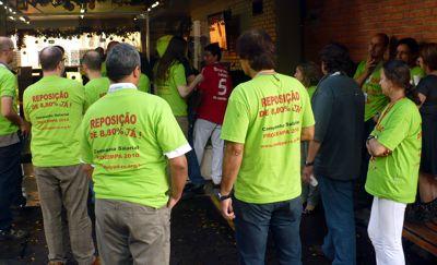 Muitos dos colegas usaram a camiseta desta campanha salarial Empresa descumpre clásula 69 dos abonos anuais O Sindppd/RS também estuda medidas nos órgãos competentes para tratar dos abonos anuais.