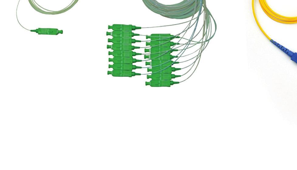 capaz de ter mais 64 fibras de saída para atendimento após passar por um divisor óptico, chamado também de Splliter. A capacidade de divisão do splitters depende muito do seu processo de fabricação.