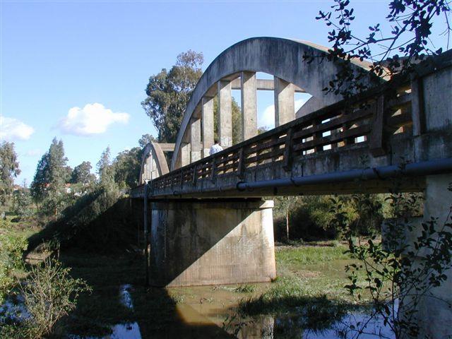 SÍSMICA 2007 7º CONGRESSO DE SISMOLOGIA E ENGENHARIA SÍSMICA 9 4. PONTE DOS ARCOS 4.1. Descrição da ponte A ponte sobre o Rio Sado na EN261 data de 1944, sendo o projecto da autoria do Eng.