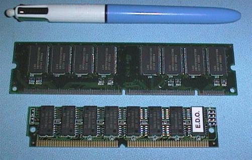 DIMM (Dual Inline Memory Module) Diferença SIMM e DIMM SIMM: 30 ou 72 pinos de cada lado do circuito mas