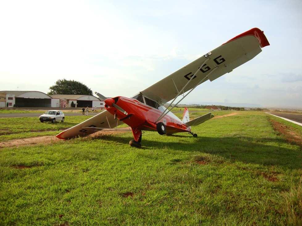 1.12 Informações acerca do impacto e dos destroços A aeronave saiu da pista e quebrou o montante do trem de pouso direito, fazendo com que a asa direita também fosse de encontro ao solo.