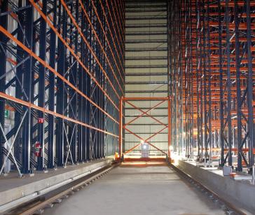 para gerenciar oito corredores. Os transelevadores mudam de corredor de forma automática graças a uma ponte de transbordo colocada no final do corredor.