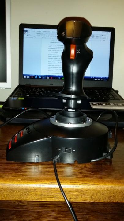 Assim que comecei a usar o joystick o cenário mudou completamente. Tudo ficou mais realista e notei, de facto, uma maior liberdade nos movimentos efetuados.