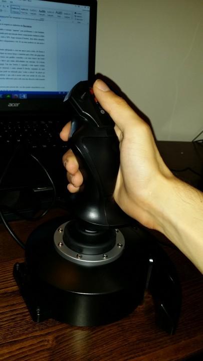 PlanetSide 2 foi uma surpresa agradável, nunca me tinha ocorrido poder usar um joystick para tirar partido das naves disponíveis.