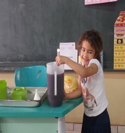 De início, foi realizado um experimento com os alunos Jardim II do Ensino Infantil de uma escola pública municipal do interior de São Paulo, intitulado Água, seu ciclo e seus estados físicos, com o