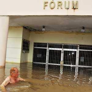 A sede dos três poderes, executivo, legislativo e judiciário também ficaram debaixo d'água. As águas do rio Coreaú subiram, afetando também Moraújo, Coreaú, além de Granja (Fotos 12 e 13).