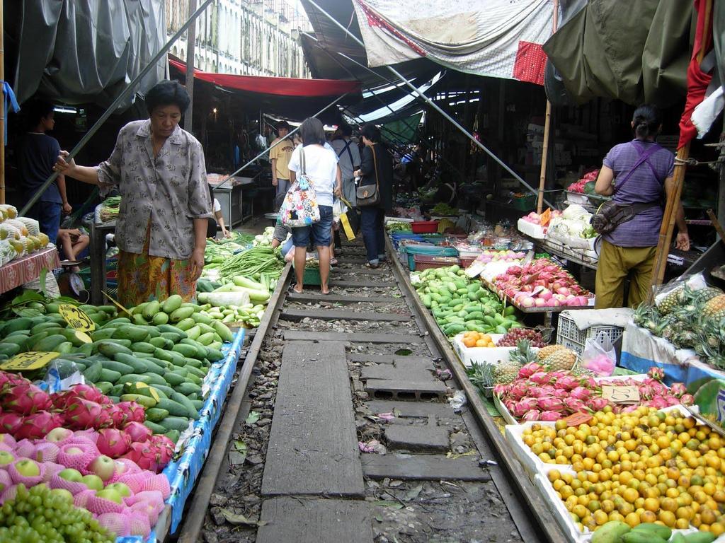 O mercado flutuante e o mercado da morte, ambos na Tailândia, são bons exemplos de