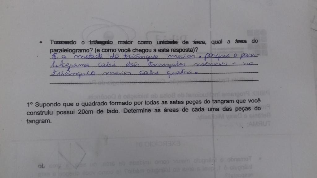 triângulos menores no triângulo maior que o permitiu perceber que a área do paralelogramo é a metade da área do triângulo maior.