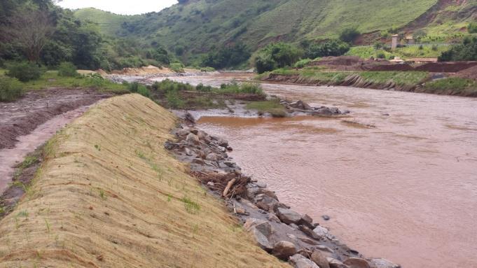 Segundo o representante da Golder, a área aguarda pessoal para iniciar trabalhos de bioengenharia na margem direita que necessita de