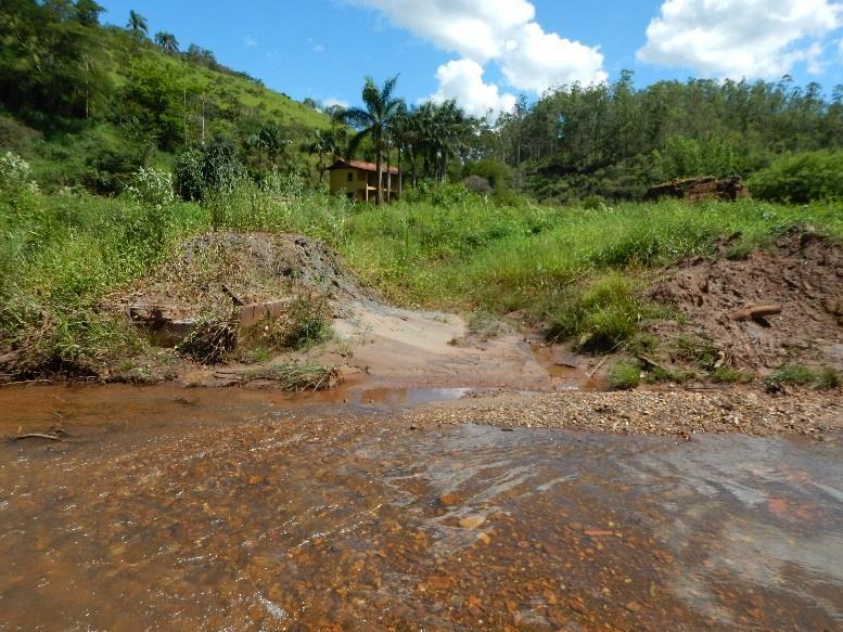 No local houve pouquíssima movimentação de máquinas até o momento e as casas afetadas, que não foram completamente destruídas, estão abandonadas.