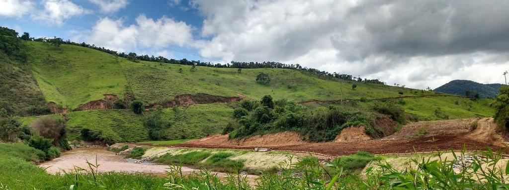 mix de sementes. Estão sendo feitos canais preferenciais de drenagem com revestimento de manta geotêxtil e enrocamento, já em estágio avançado de implantação (Figura 36).