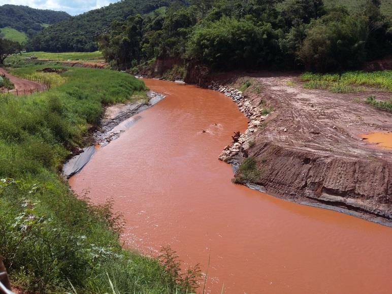 Após o rompimento da barragem, a área foi completamente recoberta por rejeito, mas ainda apresentava um alto nível de umidade.