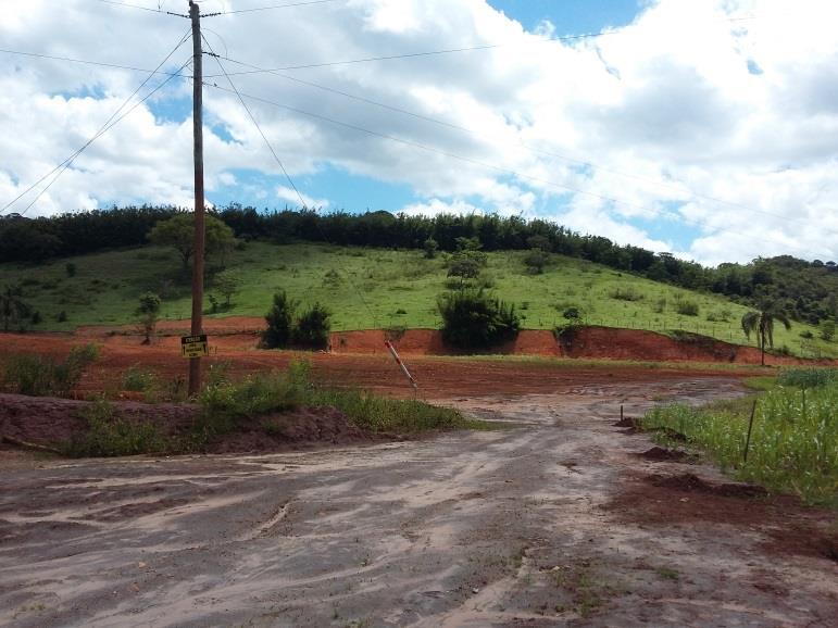 Contudo, durante a operação, os técnicos da Samarco fizeram questão de frisar que não utilizam a técnica de top-soil e que a camada de solo observada neste local é originada da raspagem dos barrancos