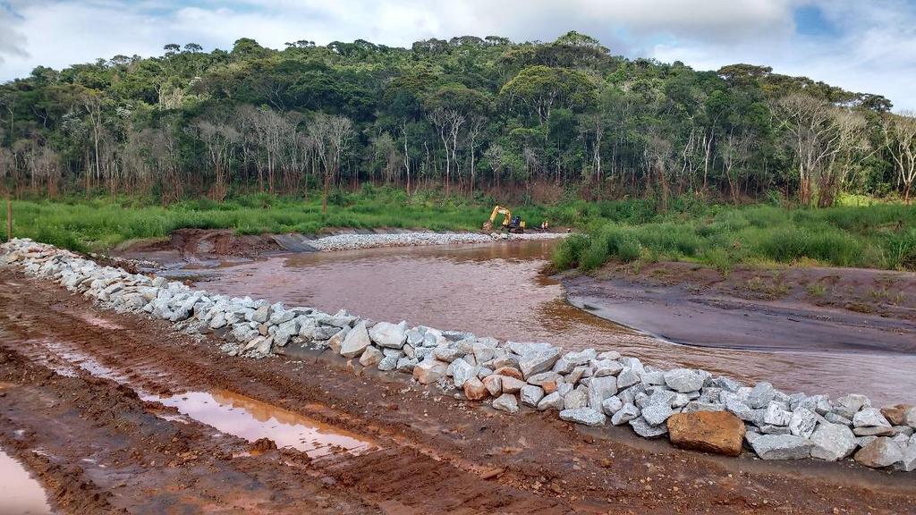 - Ponto: TR13-367 A área referente ao projeto 367 estava em obra no momento da vistoria. O enrocamento da margem direita avançou no sentido de recobrir todo o talude e formar a leira de contenção.